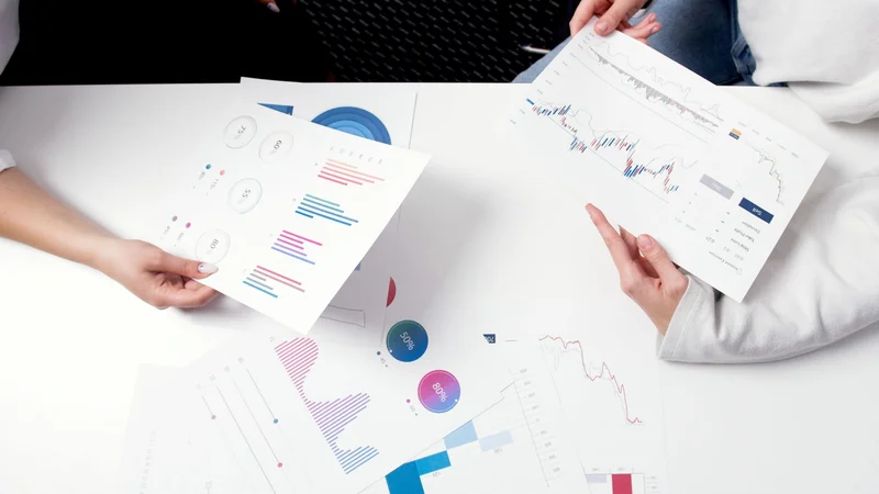 Financial analyst comparing the structures of investment funds and operating companies